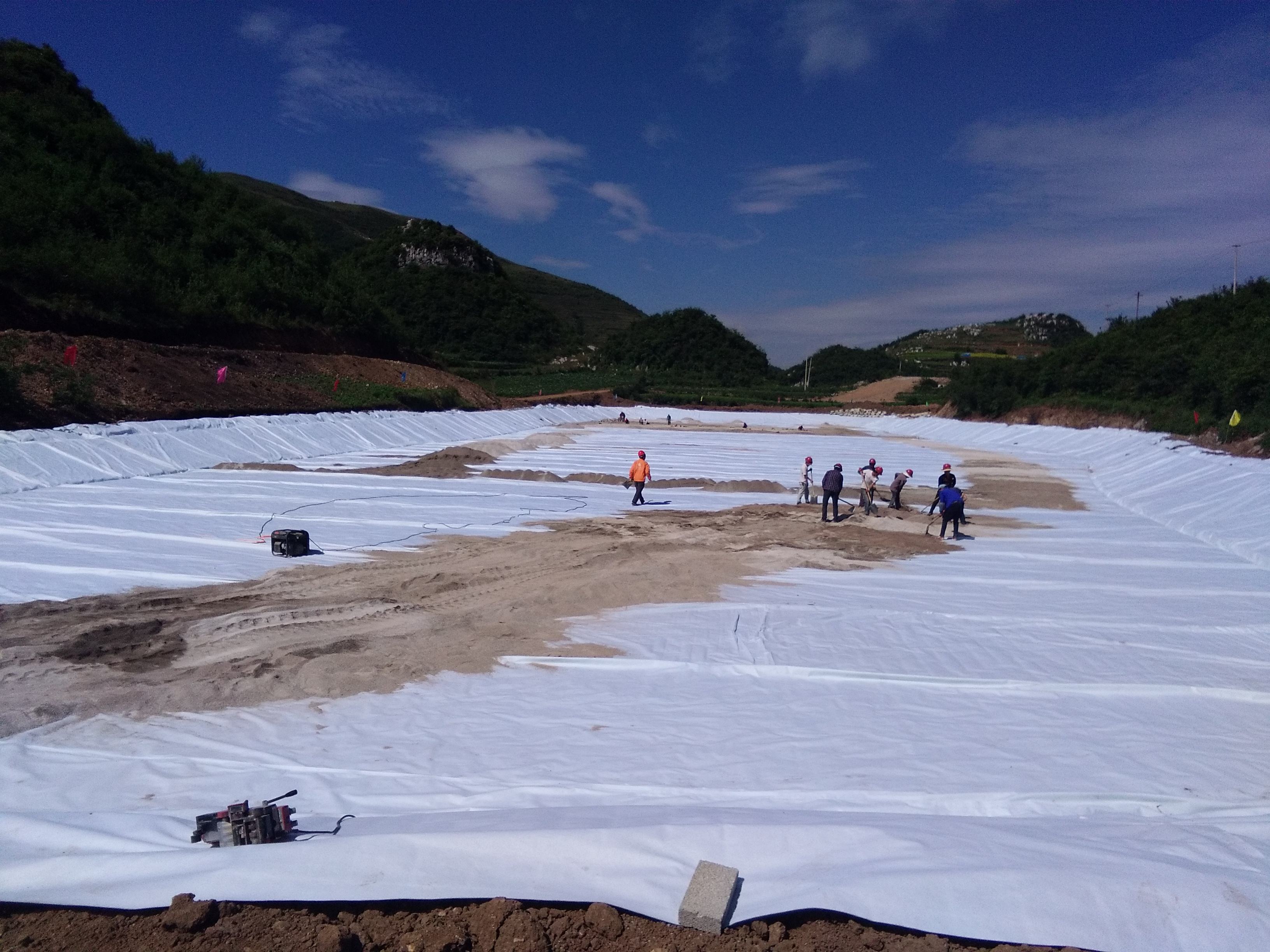 山谷型垃圾填埋場防滲土工膜規(guī)格應如何設計？